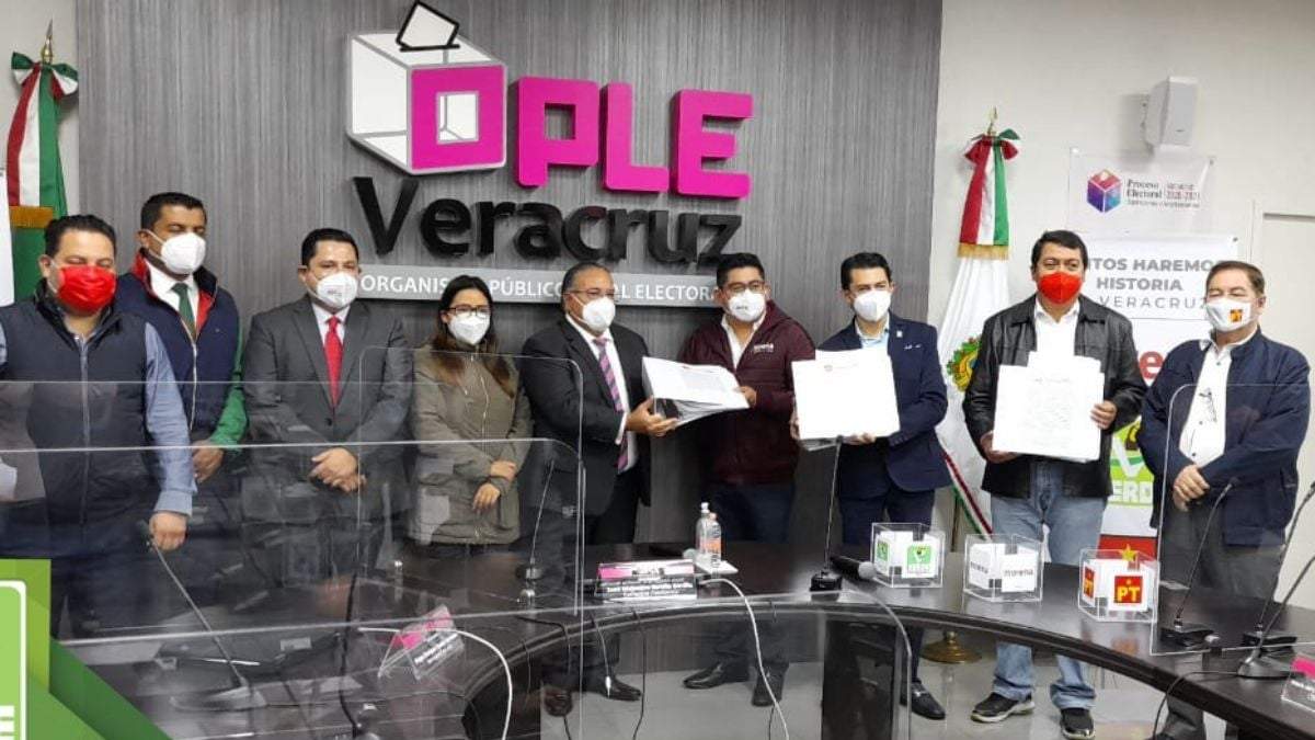 Representantes de Morena, el PT y el PVEM al registrar la alianza