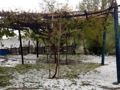 Una fuerte tormenta inundó las calles de Buta Ranquil