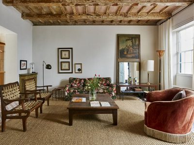Los 4 muebles de la abuela que nadie quiere en casa: si los heredas deberías dejarlos ir cuanto antes
