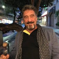 España confirma prisión para el creador del antivirus McAfee mientras se tramita su extradición