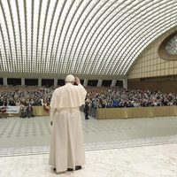 El Papa se disculpa por no saludar de cerca ante el "peligro de contagio"