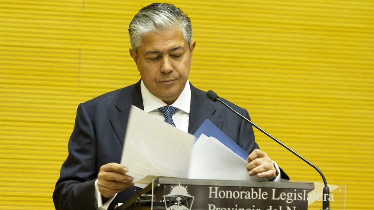 Rolando Figueroa pronuncia su discurso de asunción como gobernador de Neuquén. Fuente: (Emiliano Ortiz)
