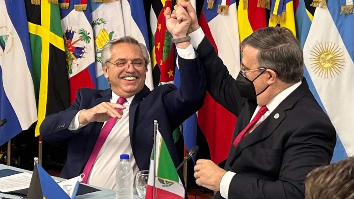 El presidente argentino Alberto Fernández y el canciller mexicano