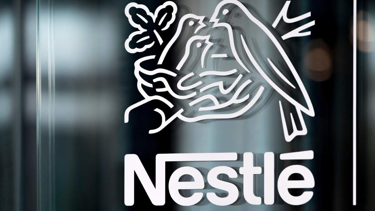Logo de Nestlé en una ventaja, durante una conferencia de prensa para presentar los resultados del grupo en el ejercicio anterior, en Vevey
