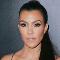 ¡Mucha ropa! Kourtney Kardashian en el atuendo más grande que encontró