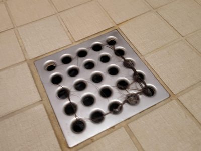 No hace falta llamar al plomero: el truco para limpiar y destapar las rejillas del baño en menos de 5 minutos