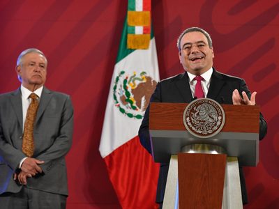 AMLO remueve a Carlos Romero Aranda, el procurador fiscal investigado por la UIF