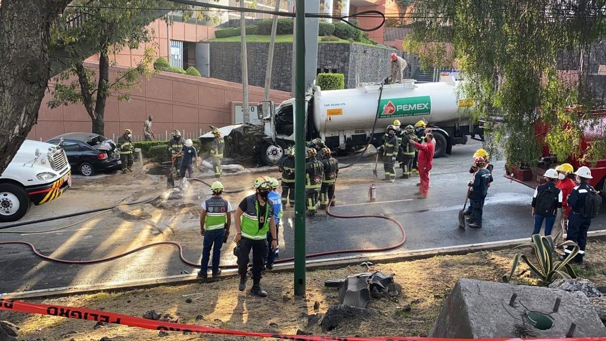 El camión de combustible impactado