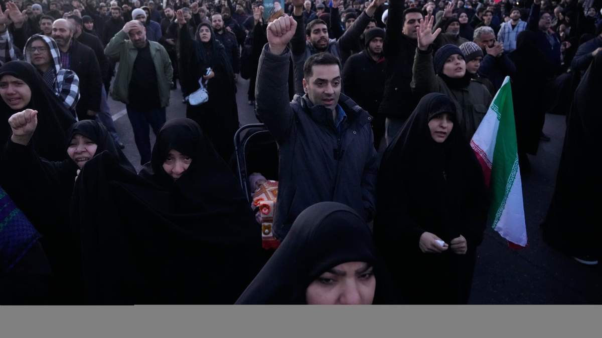 Partidarios del gobierno corean lemas mientras se reúnen en gesto de duelo después de que la televisora estatal anunciara la muerte del líder supremo de Irán, el ayatolá Alí Jamenei, en Teherán, el domingo 1 de marzo de 2026