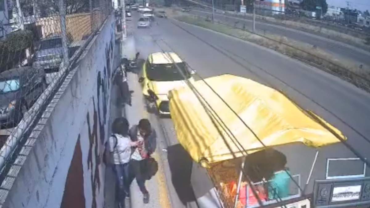 El momento en el que el automóvil impacta los puestos