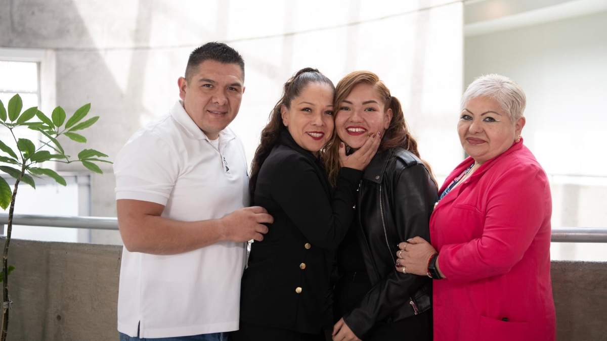Familia Razo. Erick, Verónica, su hija y su madre