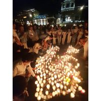 Forman una figura de caballo con veladoras para rendir homenaje a Elena Larrea en zócalo de Puebla