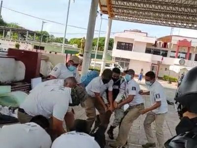 INM y GN desarticulan caravana y detienen a migrantes en Mapastepec, Chiapas