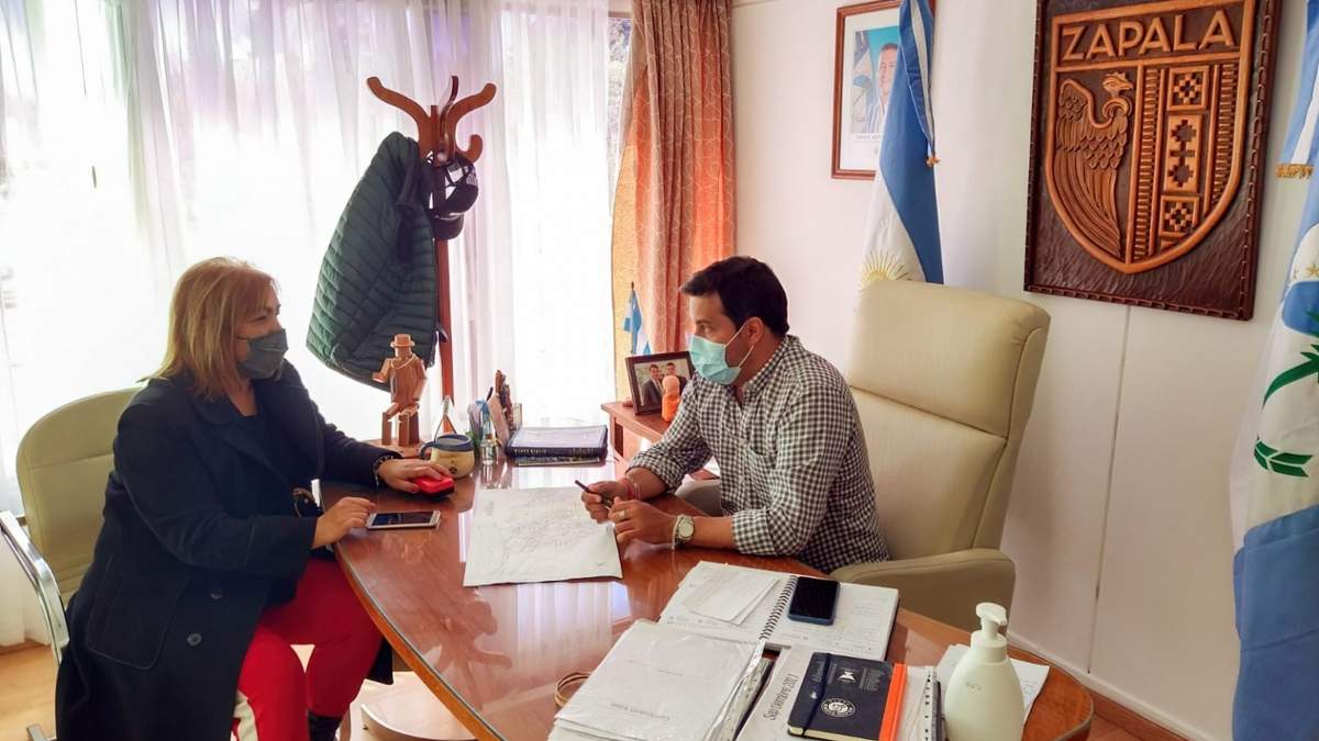 Intendente de Zapala, Carlos Koopmann, y la subsecretaria de Planificación Urbana, Viviana Kormos. Fuente: (Twitter)