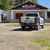 Se metieron en una escuela privada de Centenario, robaron varios elementos y hasta se comieron las masas de los estudiantes