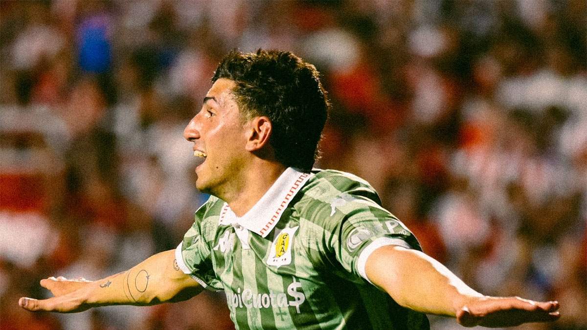 Justo Giani sale a festejar el apenas segundo gol de Aldosivi en todo el torneo.