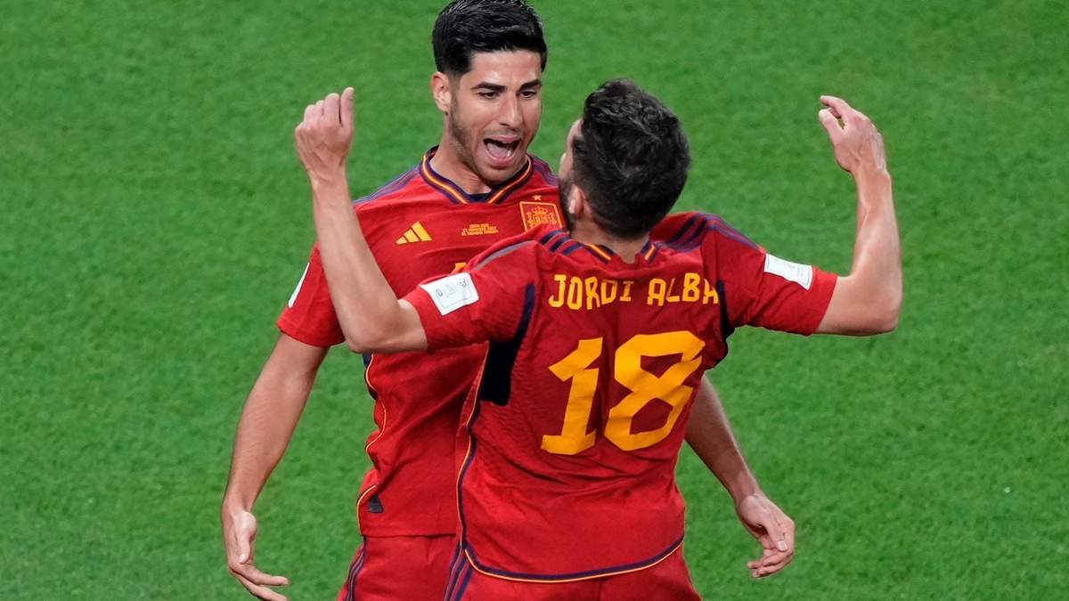Marco Asensio celebra con Jordi Alba tras anotar el segundo gol