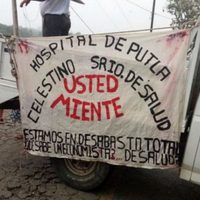 Trabajadores de salud realizan bloqueos carreteros en Oaxaca