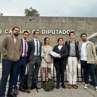 Grupo de estudiantes acude a San Lázaro para entregar ajustes a reforma judicial