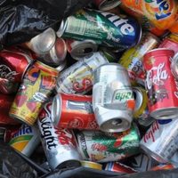 De revista: con las latas de gaseosa o cerveza que ibas a tirar, hacé el candelabro más chic y glam para tu living