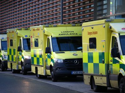“Es un momento horrible”: los servicios de emergencias del Reino Unido bajo presión por nueva cepa