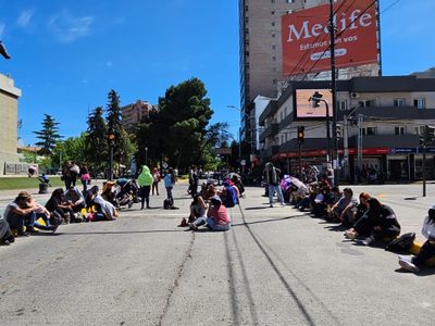 Marchan en el centro de Neuquén contra la detención de referentes sociales en contexto de protesta