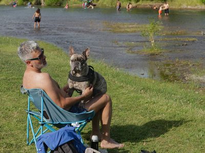 Conocé cuáles son los balnearios de Neuquén en donde se puede ir con mascotas