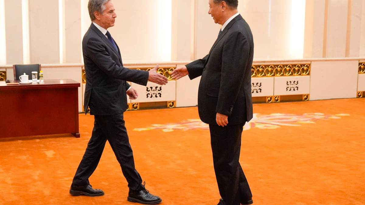 El secretario de Estado de Estados Unidos, Antony Blinken, saluda al presidente de China, Xi Jinping, en el Gran Salón del Pueblo, en Beijing, China
