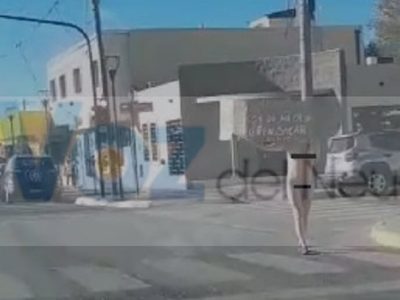 Una mujer protagonizó una singular protesta frente al municipio de Plaza Huincul
