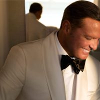 ¡ESCÁNDALO! Luis Miguel es atacado en un show en vivo. ¡Hay video!