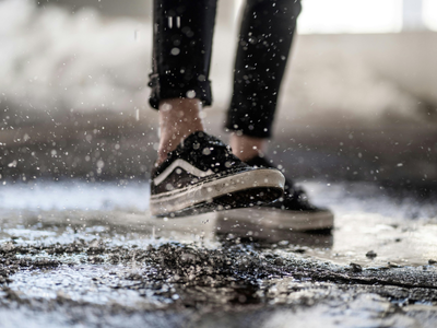Con solo 1 percha de ropa plástica: el trucazo para secar tus zapatillas y que no queden marcadas