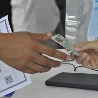 INM entrega un centenar de visas humanitarias a migrantes centroamericanos en la CDMX