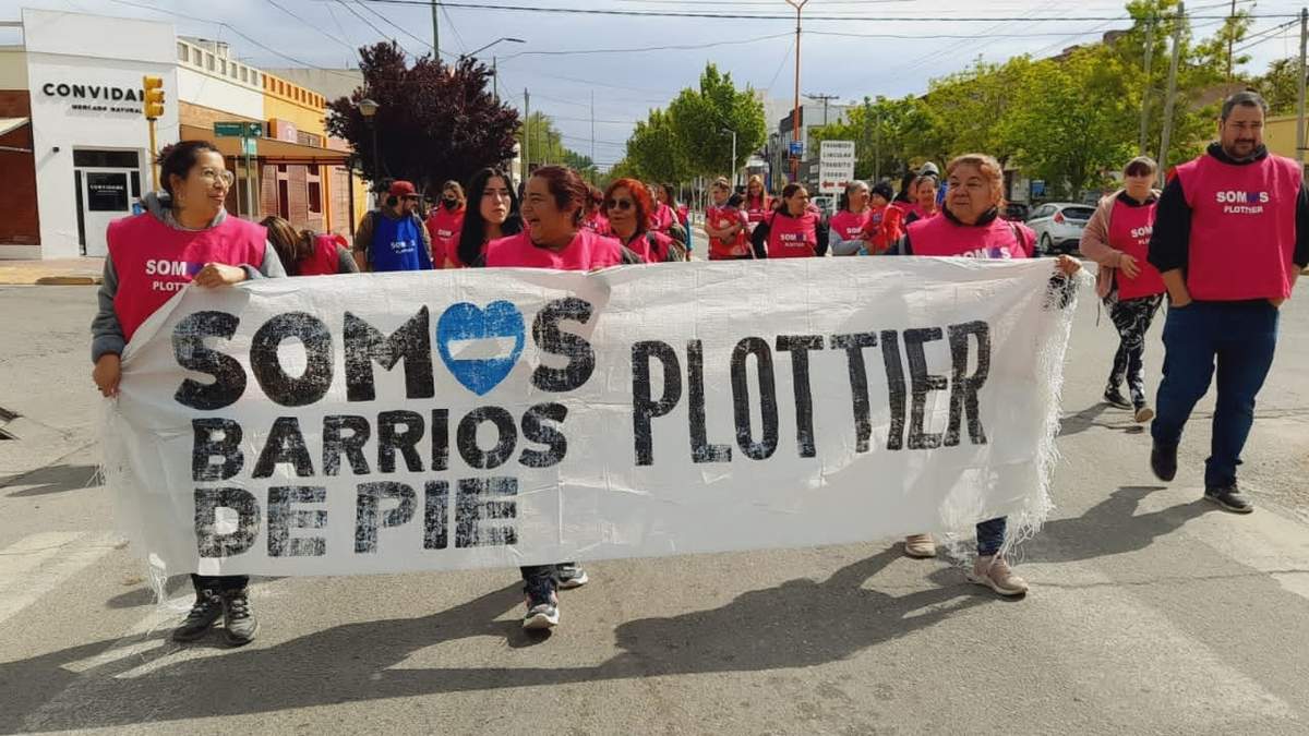 Marcha en Plottier. Fuente: (Somos Barrios de Pie)