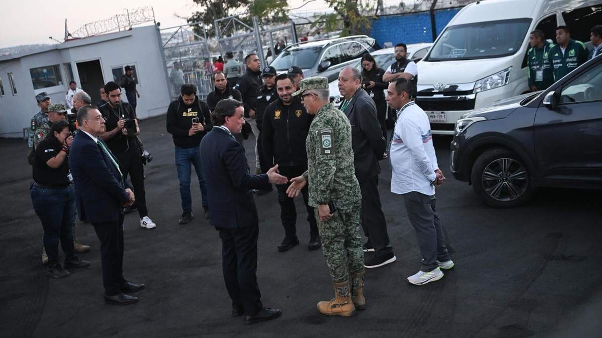 Mikel Arriola saluda a un mando del Ejército