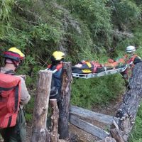 Rescataron a una mujer de 80 años que sufrió una fuerte caída durante una caminata de montaña