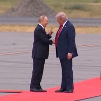 Trump recibe a Putin con un enérgico apretón de manos a su llegada a Alaska (Video)