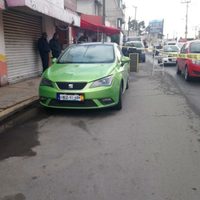 Hallan los cuerpos de dos hombres encobijados en un vehículo abandonado en Ecatepec