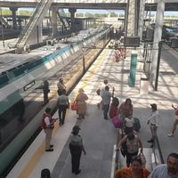 Usuarios del Tren Maya terminan su viaje en combi por mala conexión