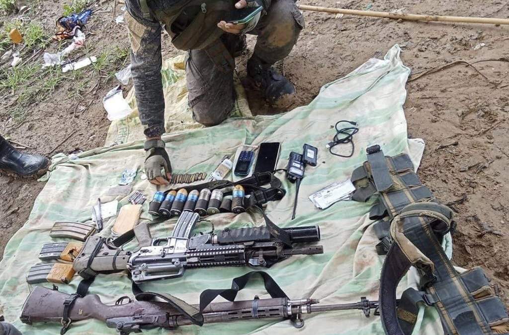 Esta foto proporcionada por el 2 Batallón de Infantería del Ejército de Filipinas muestra fusiles de asalto y lanzagranadas recuperados por soldados tras un tiroteo con guerrilleros comunistas en la provincia de Masbate, Filipinas, el domingo 27 de julio de 2025