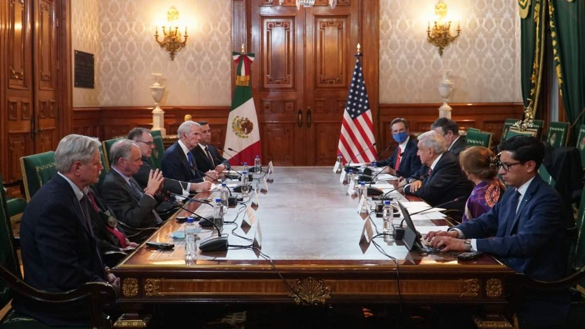 Los senadores demócratas y republicanos de Estados Unidos en Palacio Nacional.