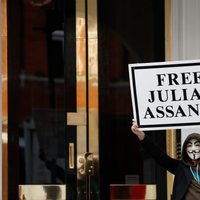 Ecuador niega denuncia de WikiLeaks de que pretende expulsar a Assange