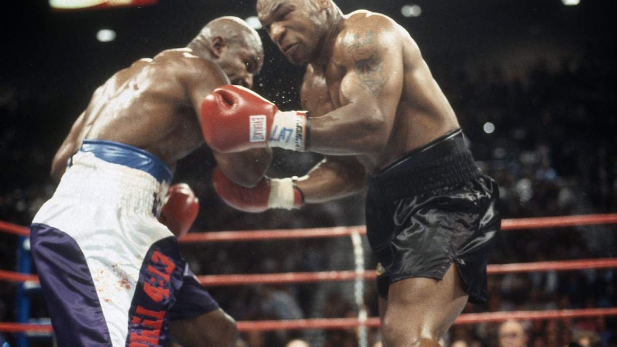 Holyfield golpea a Tyson. Fuente (Instagram)