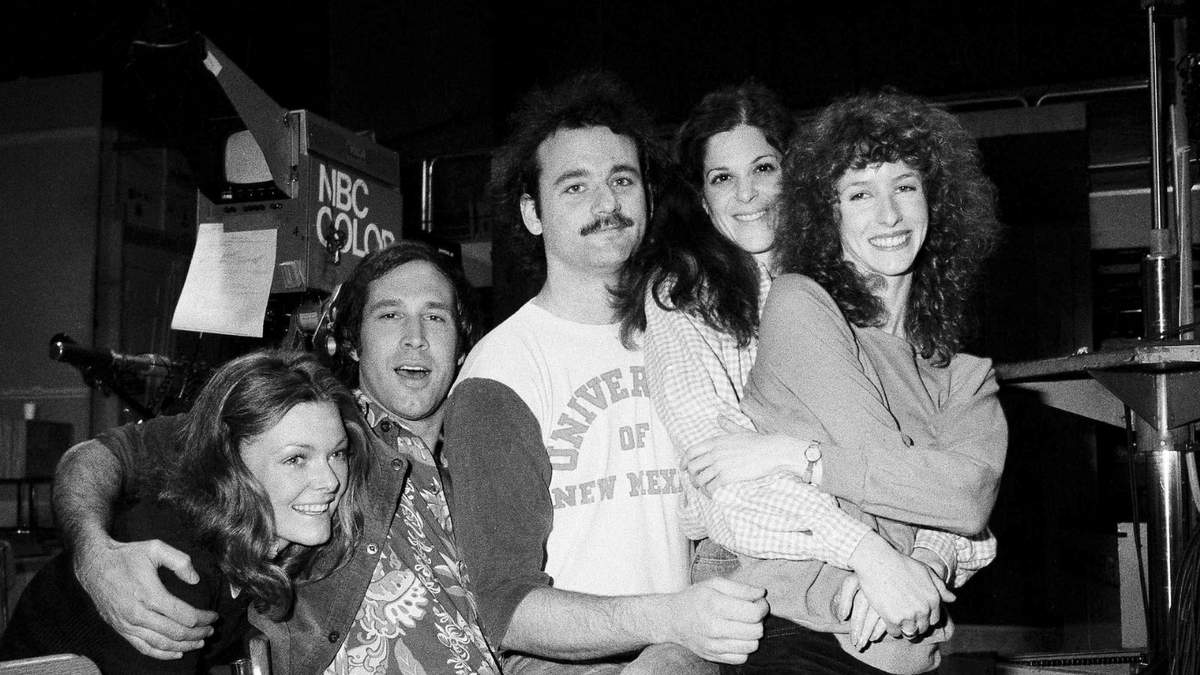 El comediante Chevy Chase, segundo de izquierda a derecha, con el elenco de "Saturday Night Live" de NBC, con Laraine Newman, de derecha a izquierda, Gilda Radner, Bill Murray y Jane Curtin el 16 de febrero de 1978 en Nueva York