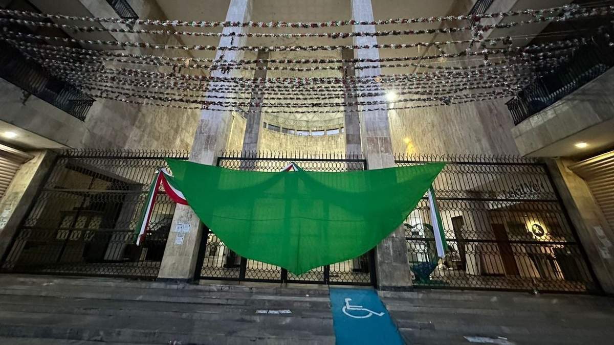 La marcha culminó en el Congreso del Estado, donde fue colocado un enorme pañuelo verde