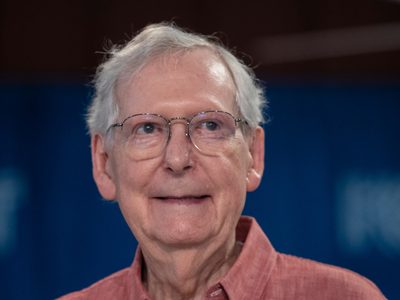 Senador republicano Mitch McConnell sufre otro caso de parálisis breve (Video)