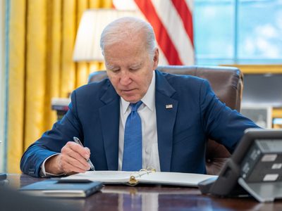 Biden firma orden ejecutiva para expandir la infraestructura de la IA