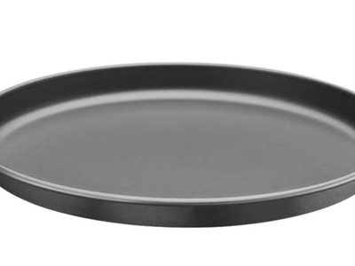 Con una asadera vieja y algunos botones, armá esta mesita para tomar el café que está en súper tendencia
