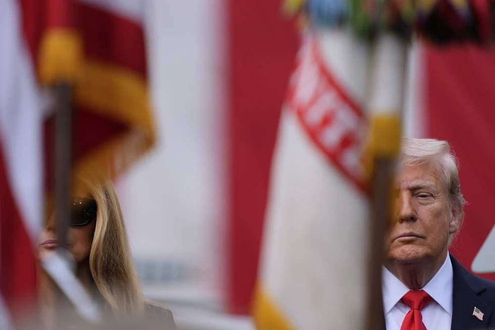 El presidente Donald Trump y la primera dama Melania Trump asisten a una ceremonia en el Pentágono para conmemorar el 24.º aniversario de los atentados del 11-S, el jueves 11 de septiembre de 2025, en Washington.