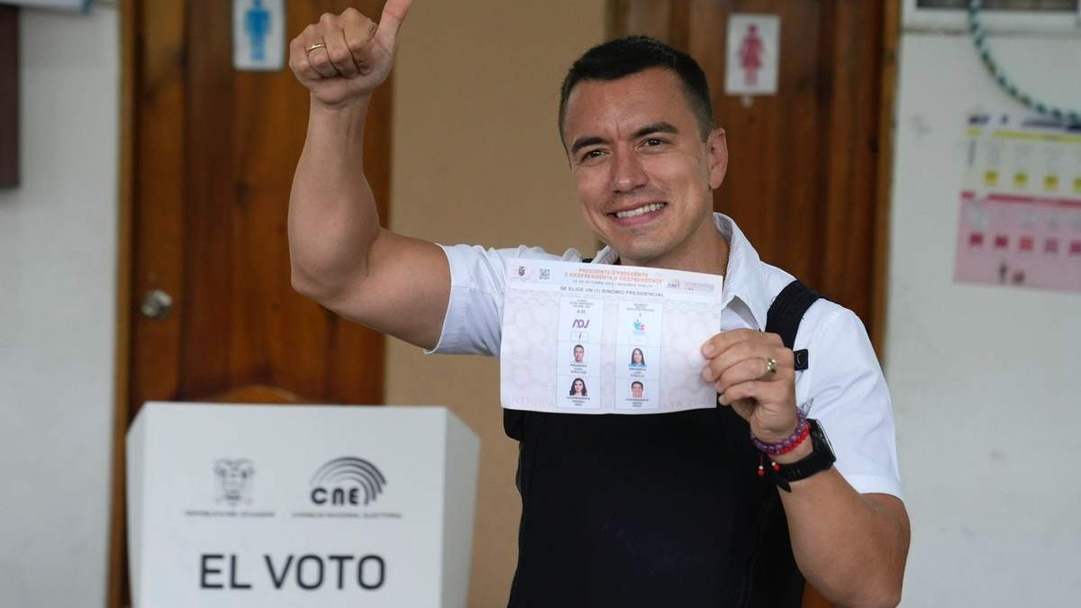 Daniel Noboa al momento de emitir su voto