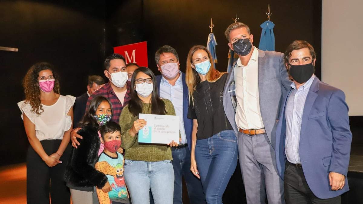 Autoridades locales y nacionales entregaron los créditos. Fuente: (Twitter)